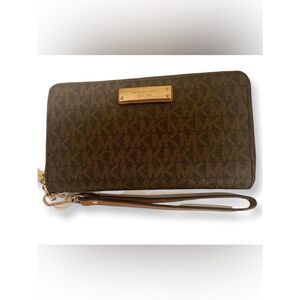 Micheal Kors Wristlet